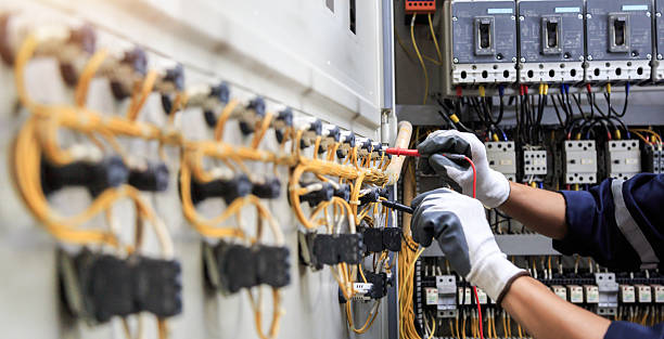 Professional Electrician technician working in Oak Ridge, FL